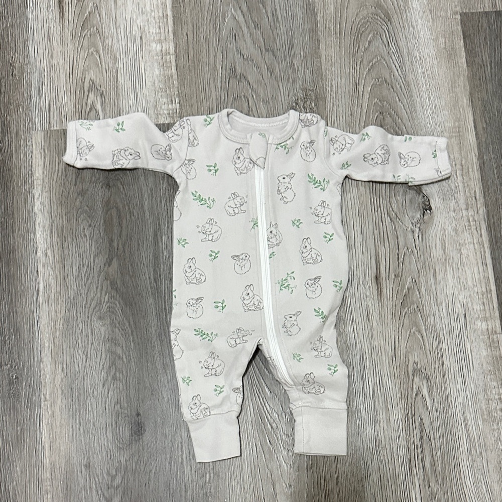 Cozy White and Green‎ Baby Footie